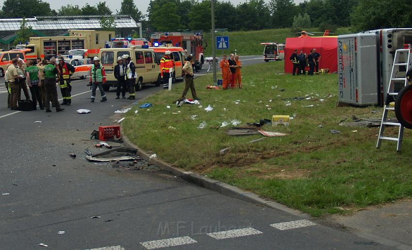 Schwerer Unfall mit Reisebus Lohmar Donrather Dreieck P345.JPG